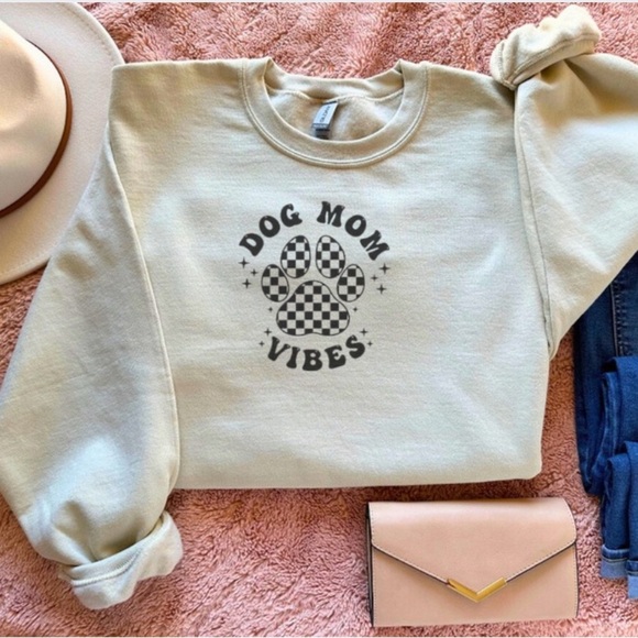 Gildan Cream 'Dog Mom Vibes' Sweatshirt - Picture 2 of 2